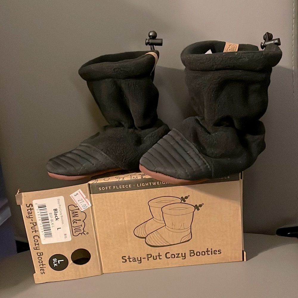 Large Black Stay-Put Cozy Boots NIB